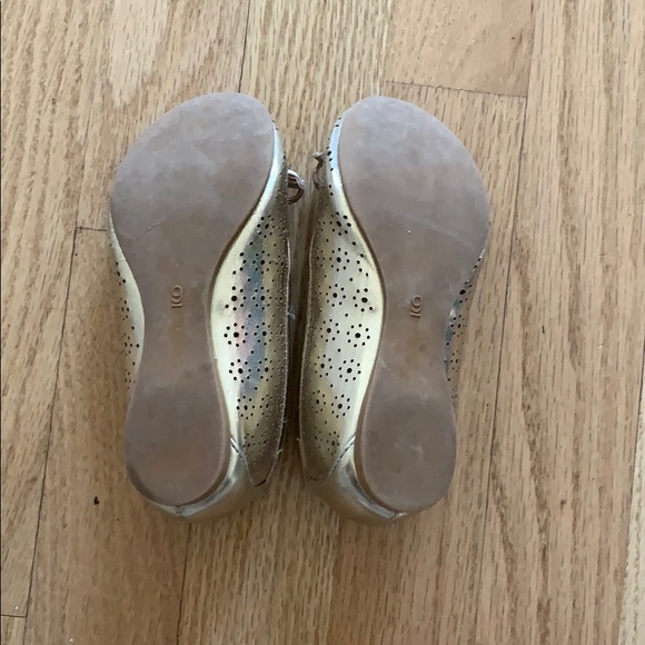 Toddler girls gold flat, sz 9 - Picture 3 of 4